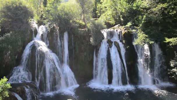 Cascada con agua fresca — Vídeo de stock