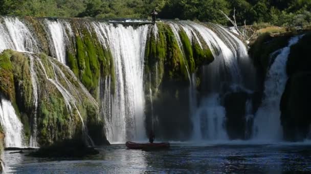 Cascada con agua fresca — Vídeo de stock