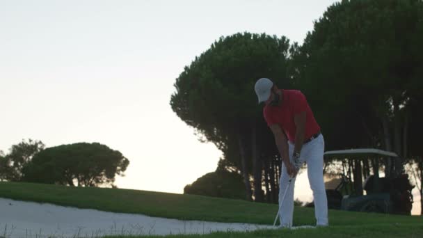 Гравець в гольф стріляє — стокове відео