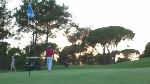 Scuola di golf, allenatore e donna pratica — Video Stock