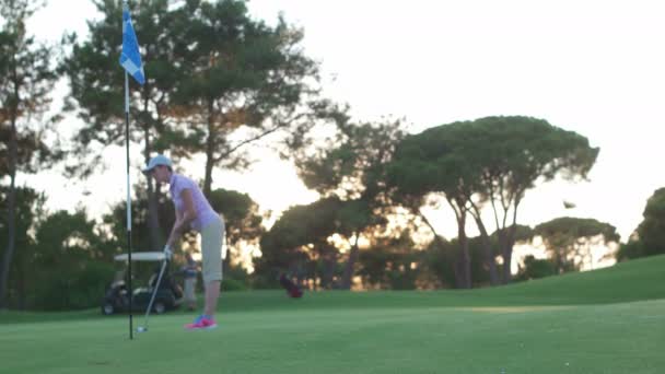 Scuola di golf, allenatore e donna pratica — Video Stock