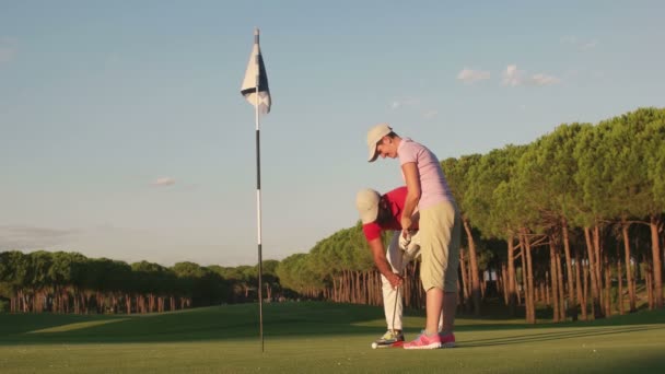 École de golf, entraîneur et femme pratique — Video