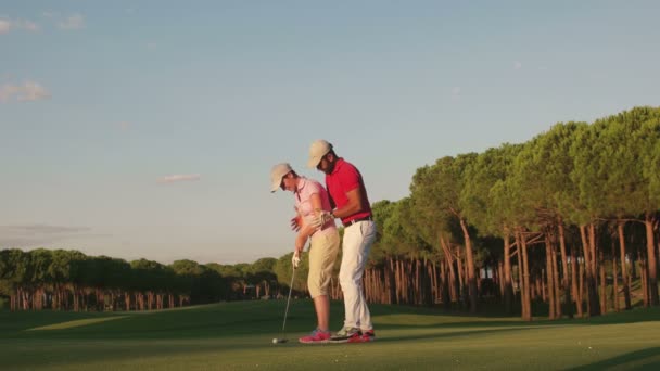 Scuola di golf, allenatore e donna pratica — Video Stock