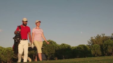 golf oyuncu çift yürüyüş
