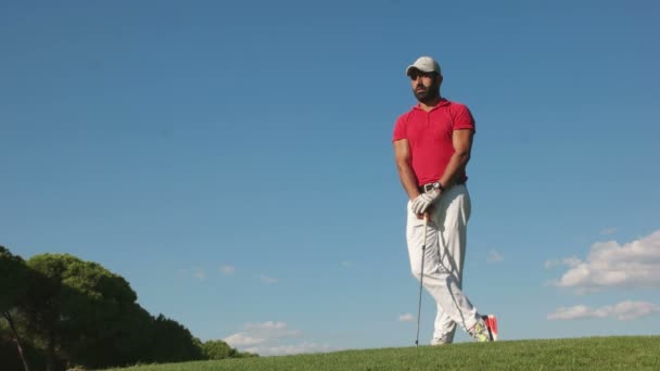 Golf oyuncusu şut çekiyor. — Stok video