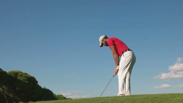 Golf oyuncusu şut çekiyor. — Stok video