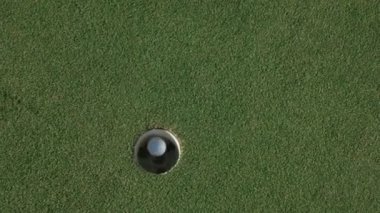 golf oynayın al topu delikten