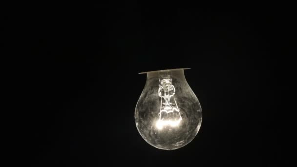Лампочка в темноте — стоковое видео
