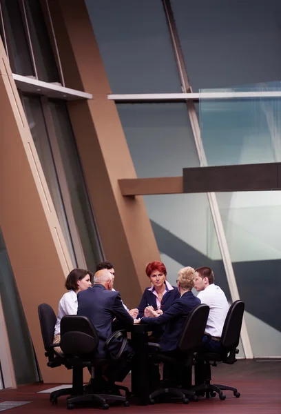 Grupo de gente de negocios en la reunión en la oficina brillante moderna — Foto de Stock