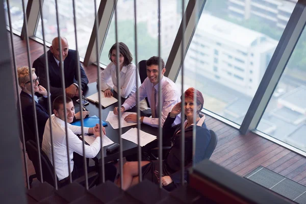 Affärsgrupp människor på möte på moderna ljusa kontor — Stockfoto