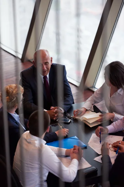 Modern parlak ofis toplantıda iş insanlar grubu — Stok fotoğraf