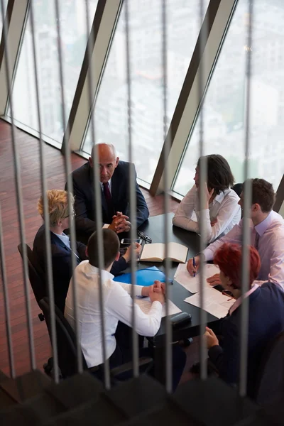 Группа деловых людей на встрече в современном светлом офисе — стоковое фото