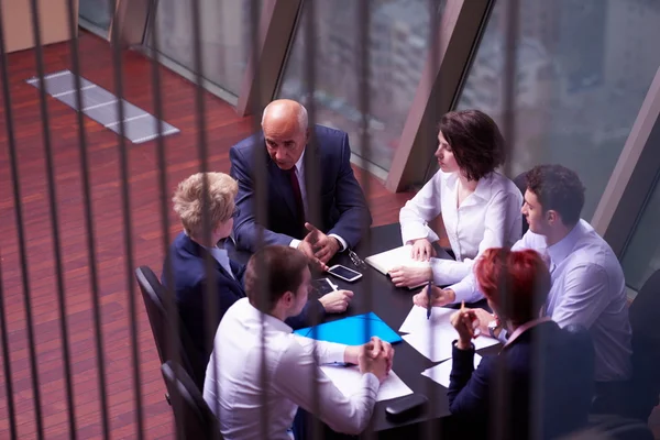 Grupo de gente de negocios en la reunión en la oficina brillante moderna — Foto de Stock