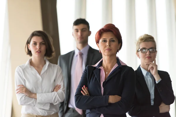 Gruppo di uomini d'affari, donna davanti come team leader — Foto Stock