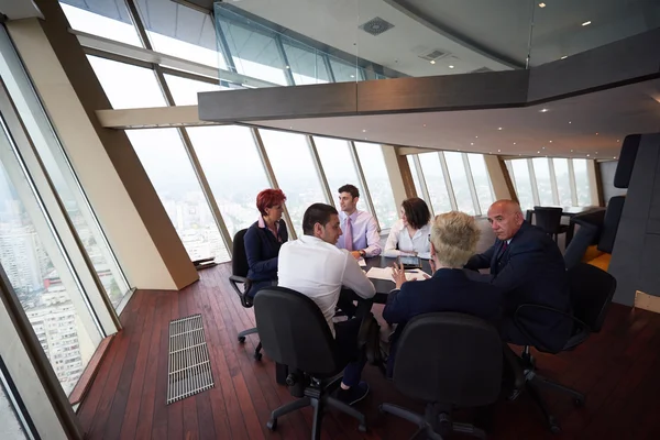 Grupo de gente de negocios en la reunión en la oficina brillante moderna — Foto de Stock