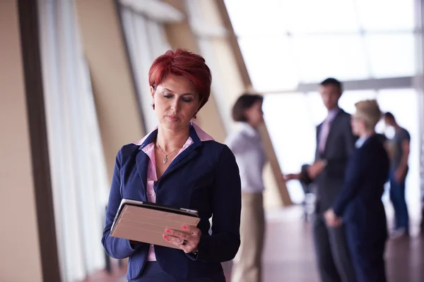 Donna d'affari in ufficio con tablet davanti come team leader — Foto Stock