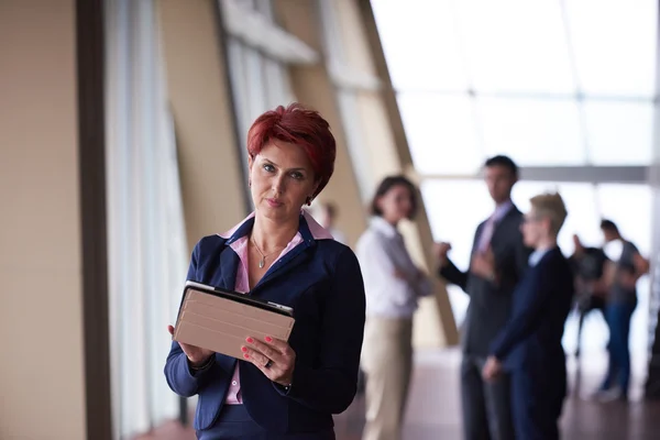 Femme d'affaires au bureau avec tablette devant comme chef d'équipe — Photo