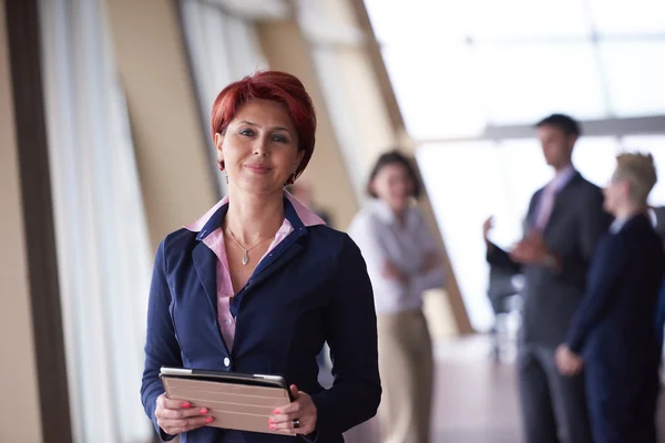 Donna d'affari in ufficio con tablet davanti come team leader — Foto Stock