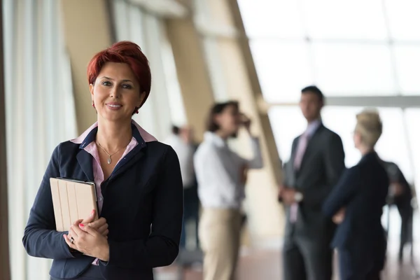Geschäftsfrau im Büro mit Tablet vorn als Teamleiterin — Stockfoto