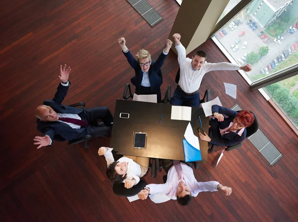 Vista dall'alto di uomini d'affari gruppo gettando dociments in aria — Foto Stock