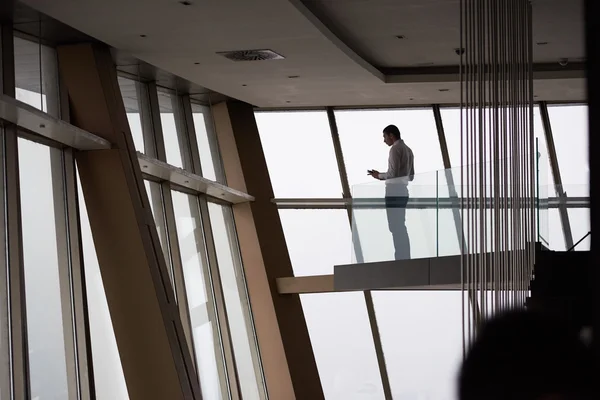 Jeune homme d'affaires réussi dans appartement penthouse travaillant sur — Photo