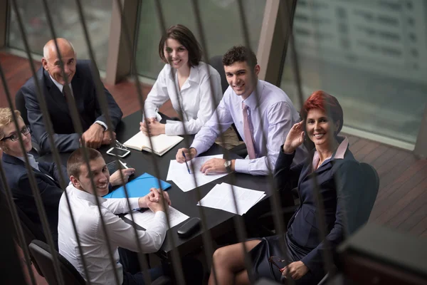 Верхний вид группы деловых людей на встрече — стоковое фото
