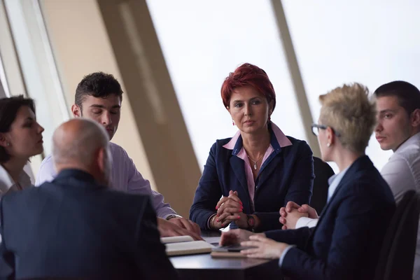 Geschäftsleute treffen sich in modernem hellen Büro — Stockfoto