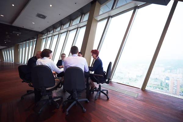 Obchodní skupina lidí na setkání v moderní světlé kanceláři — Stock fotografie