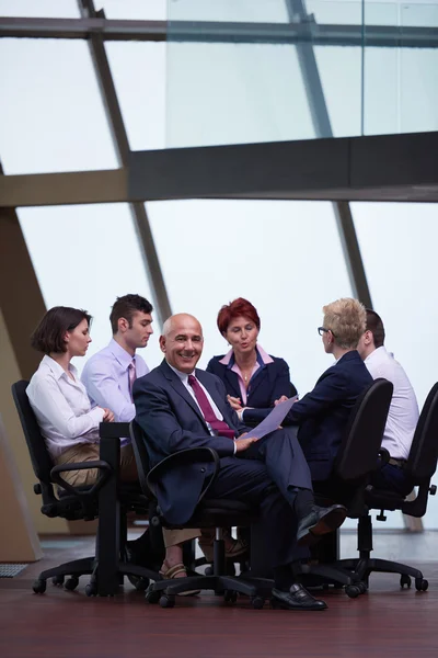 현대 밝은 사무실에 회의에 사업 사람들 그룹 — 스톡 사진