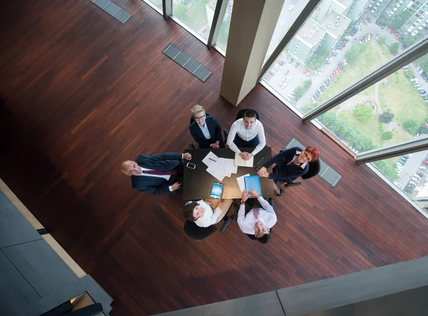 Vue du dessus du groupe de gens d'affaires sur la réunion — Photo