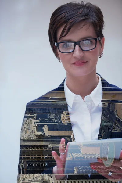 Doble exposición de la mujer de negocios que trabaja en la tableta —  Fotos de Stock