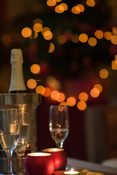 シャンパンとクリスマスの夜に家でメガネ — ストック写真