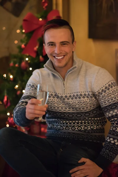 Jonge man met champagne glas op partij — Stockfoto