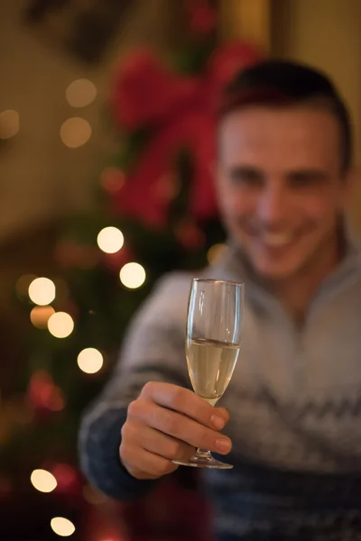Jovem com taça de champanhe na festa — Fotografia de Stock