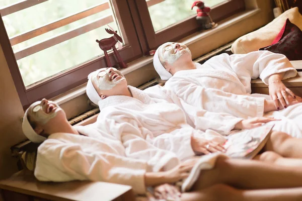 Spa party, group spa, friendship day, friends for life, bff, womens spa centre, spa for men, friendship day cake