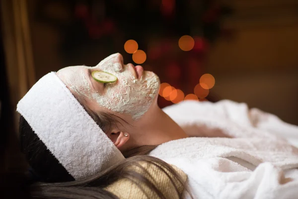 Frau im Wellnessbereich mit kosmetischer Maske — Stockfoto