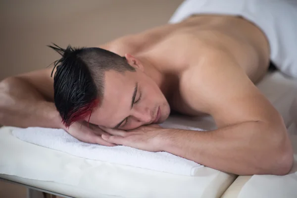 Człowiek o masaż relaksacyjny — Zdjęcie stockowe