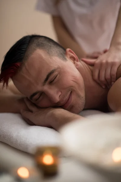 Людина має розслабляючий масаж — стокове фото