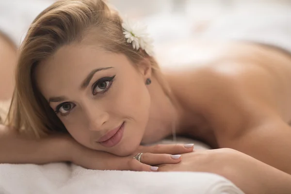 Kobieta powrót masaż w salonie spa — Zdjęcie stockowe