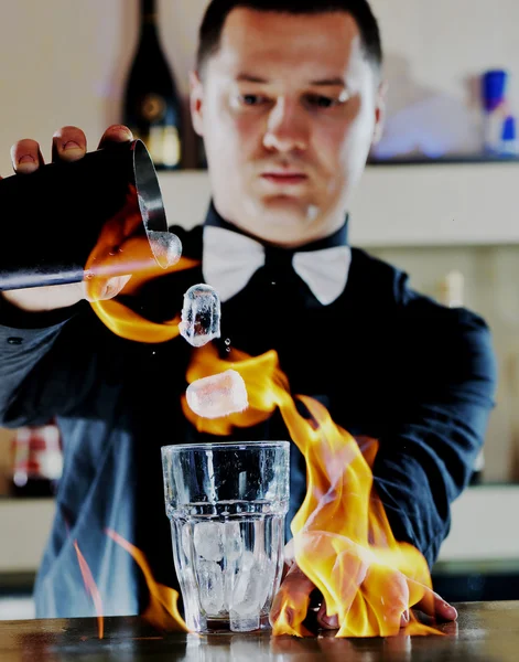 Pro Бармен готує коктейльний напій на вечірці — стокове фото