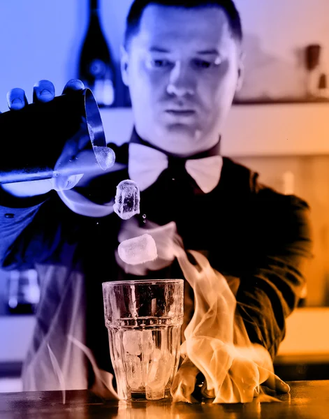 Pro barman bereiden coctail drankje op partij — Stockfoto