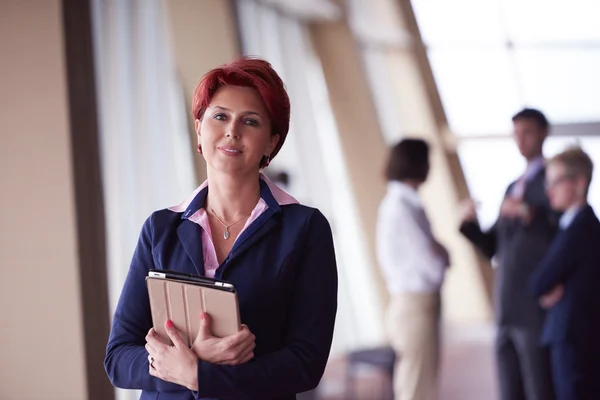 Young Business Woman Tablet Computer Front Her Team Background Group — Stock Photo, Image