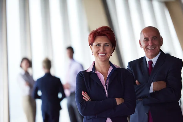 Olika människor företagsgrupp med redhair kvinna framför — Stockfoto