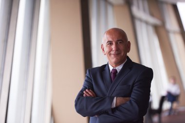 üst düzey iş adamı yalnız modern kurumsal ofis kapalı portresi