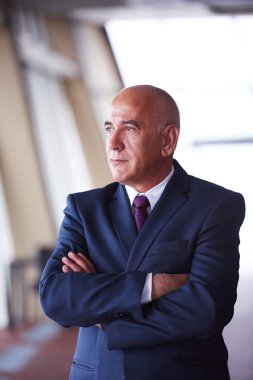 üst düzey iş adamı yalnız modern kurumsal ofis kapalı portresi