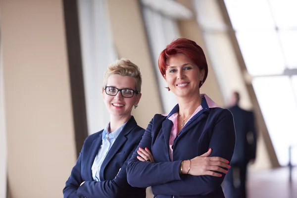 Gruppo di donne d'affari al moderno ufficio luminoso — Foto Stock