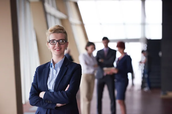 Jeune Femme Affaires Devant Son Équipe Arrière Plan Groupe Jeunes — Photo