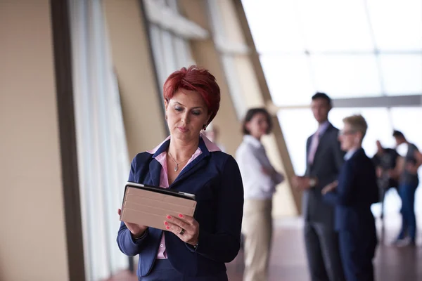 Giovane Donna Affari Con Tablet Davanti Suo Team Background Gruppo — Foto Stock