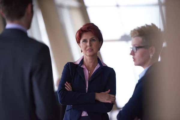 Groupe de gens d'affaires sur la réunion au bureau lumineux moderne — Photo