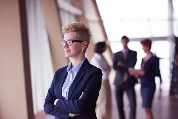 Jonge Zakenvrouw Front Haar Team Achtergrond Groep Van Jonge Zakenlui — Stockfoto